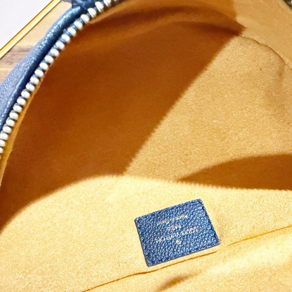 Louis Vuitton Empreinte Bumbag - Picture 8 of 9